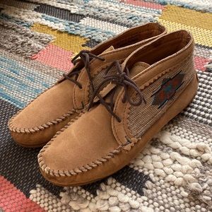 EUC Minnetonka 'El Paso' Brown Suede Southwestern Aztec Low Ankle Booties Sz 9